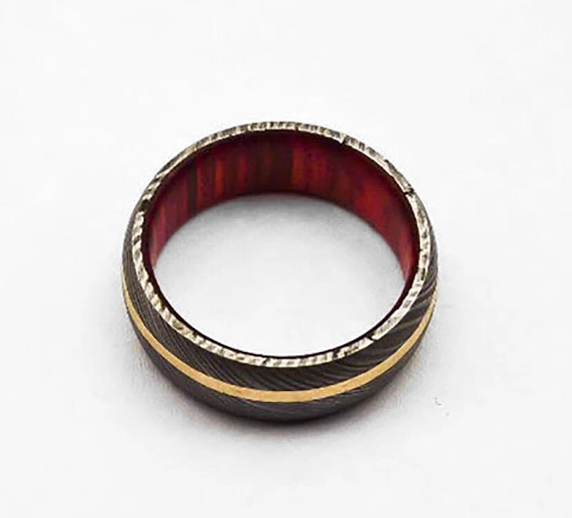 Anillo Damasco Manga Madera Teñida de Rojo Forro de Latón Personalizado Hecho a Mano Anillo Damasco Foto 3 de 4