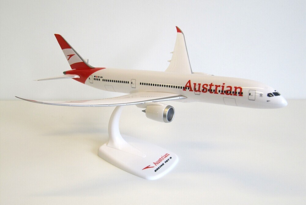 Austrian Airlines Boeing 787-9 OE-LPM 1/200 scale desk model NEW