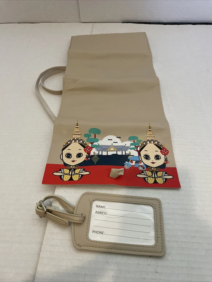 Portabrochas de maquillaje de cuero sintético Artistry Studio Bangkok Edition y etiqueta de equipaje Foto 3 de 4