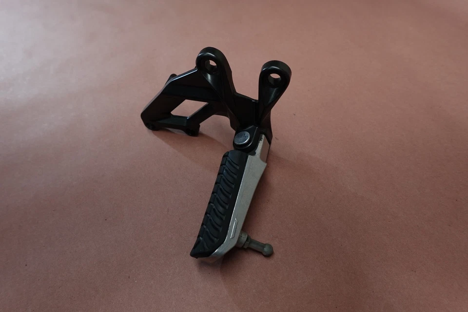 Clavija de pie delantera derecha Kawasaki Ninja ZX1400 ZX14R 2006-2011 Foto 2 de 4