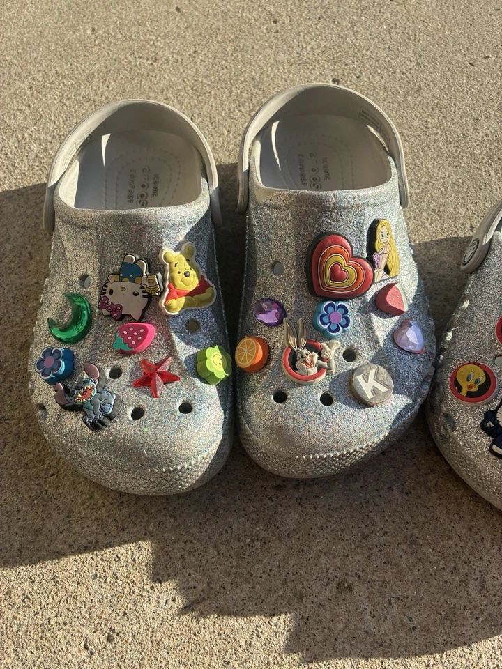 Lote De 2 Crocs Icónicos Confort Blanco Brillo Disney Hello Kitty Talla J3 Talla C11 Foto 2 de 4