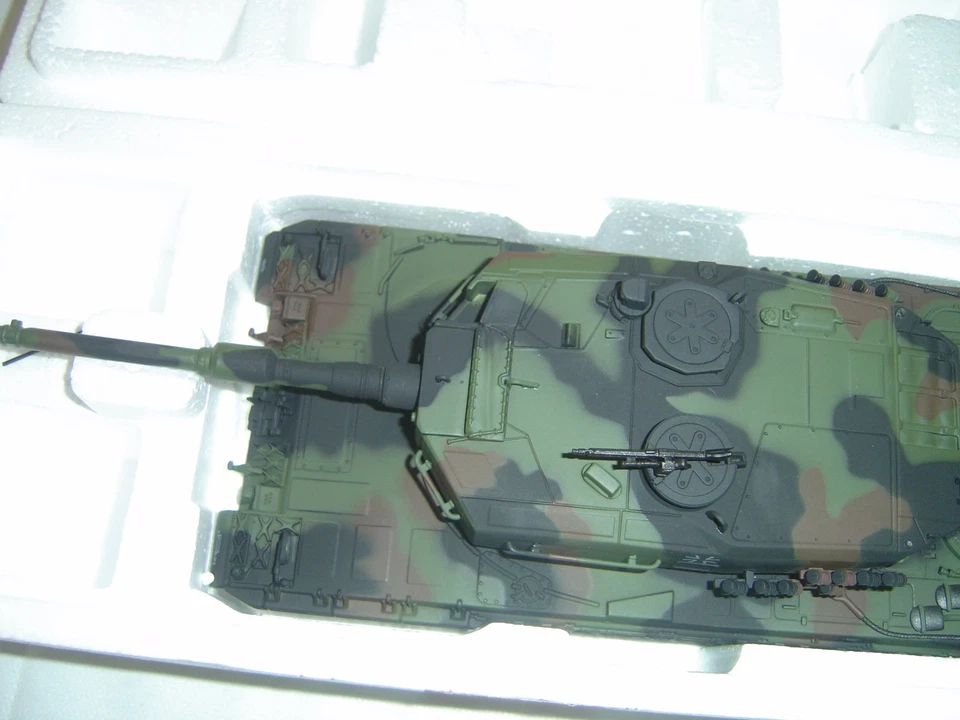 Minichamps Panzer Leopard 2 A4, 1:35 350011006, Panzerlehrbataillon 93 Munster - Bild 2 von 4