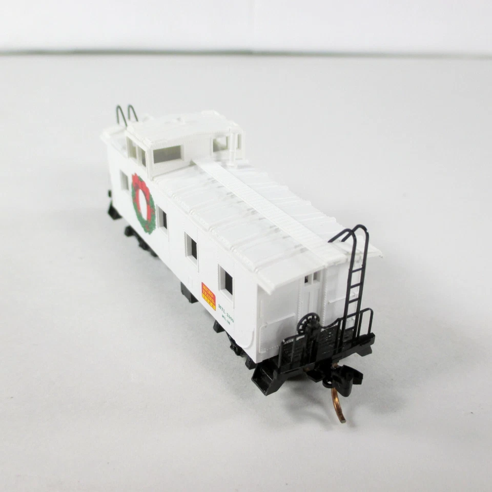 N Scale ***CHRISTMAS*** Holiday Wreath Caboose - MTL 2000 - Micro Trains 100090 - Image 2 of 3