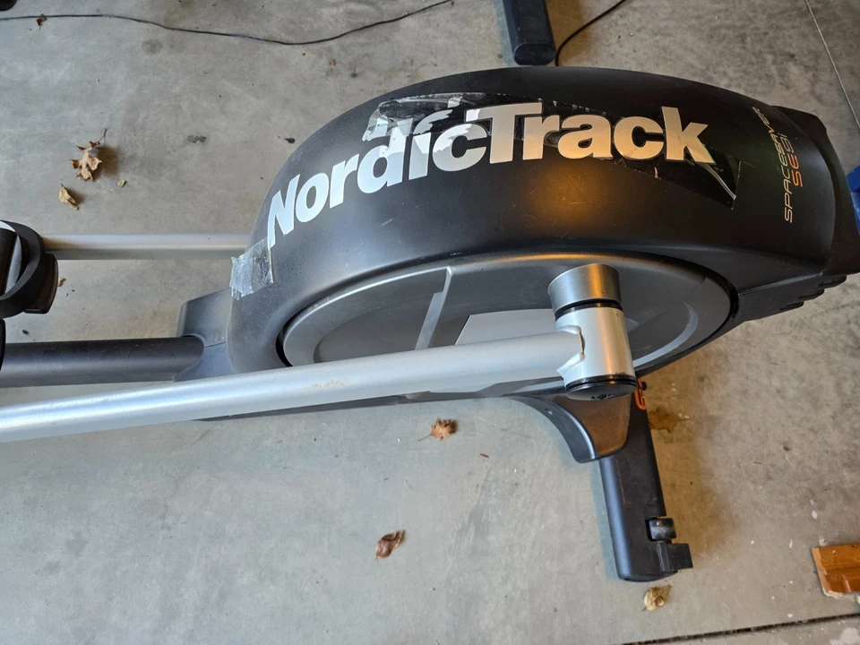 Entrenador elíptico NordicTrack Spacesaver SE9i usado máquina de cardio plegable Foto 2 de 4