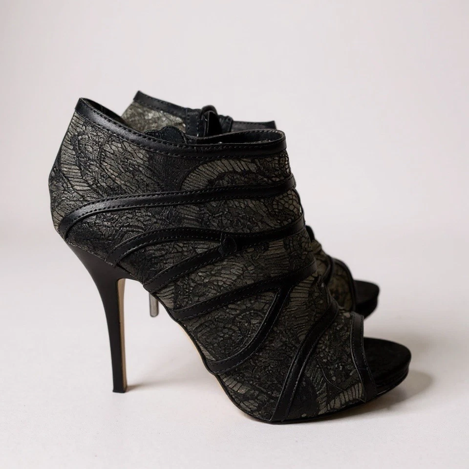 野玫瑰 8 码黑色蕾丝缎面露趾高跟鞋细高跟鞋 R $80 — 第 2/4 张图片