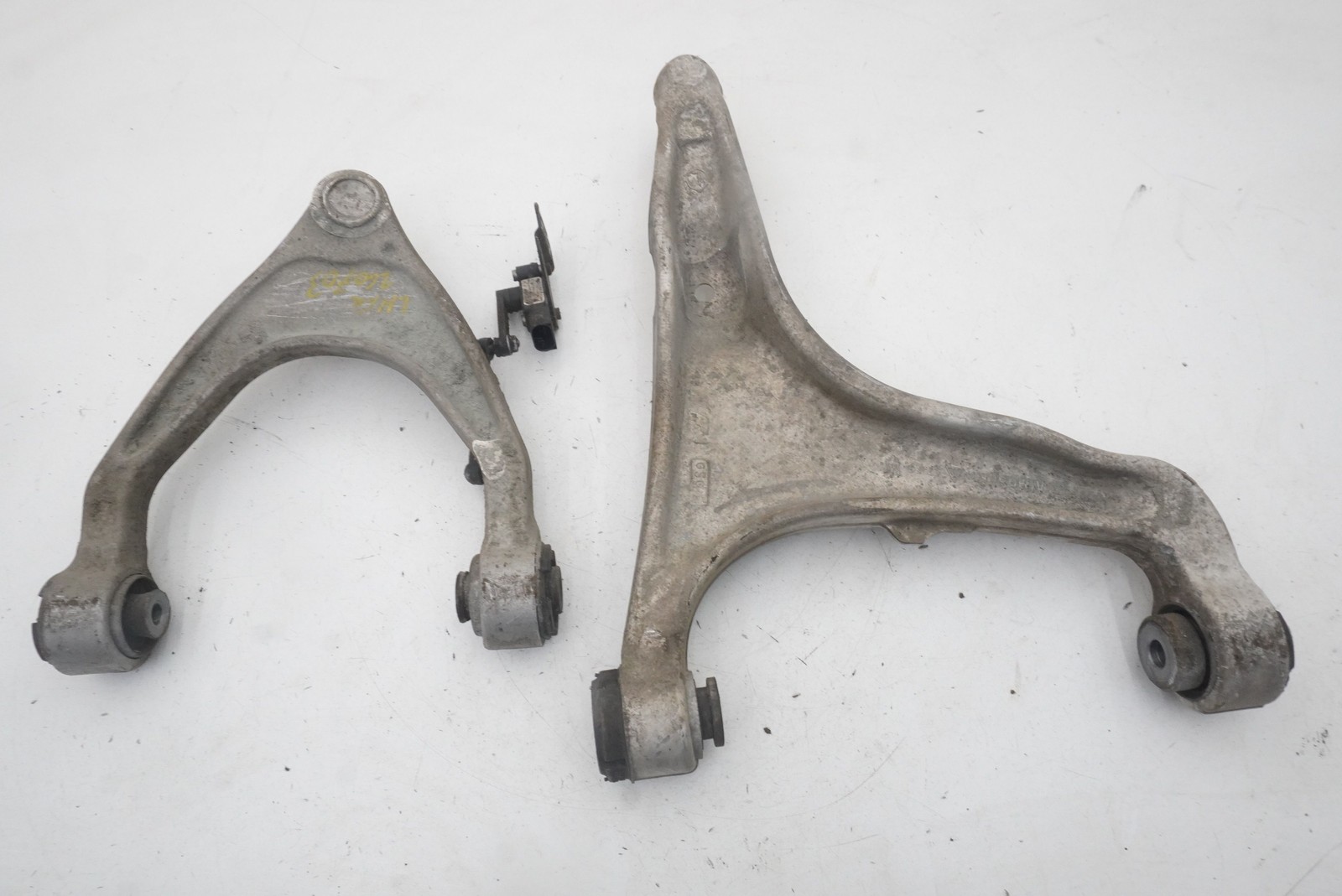 Maserati Levante 2019 Front Left Upper Control arms Set P/N 670106362