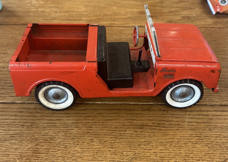 1960's vintage Tru-Scale Truscale International Scout Pressed Steel red Rockford - Image 2 of 4
