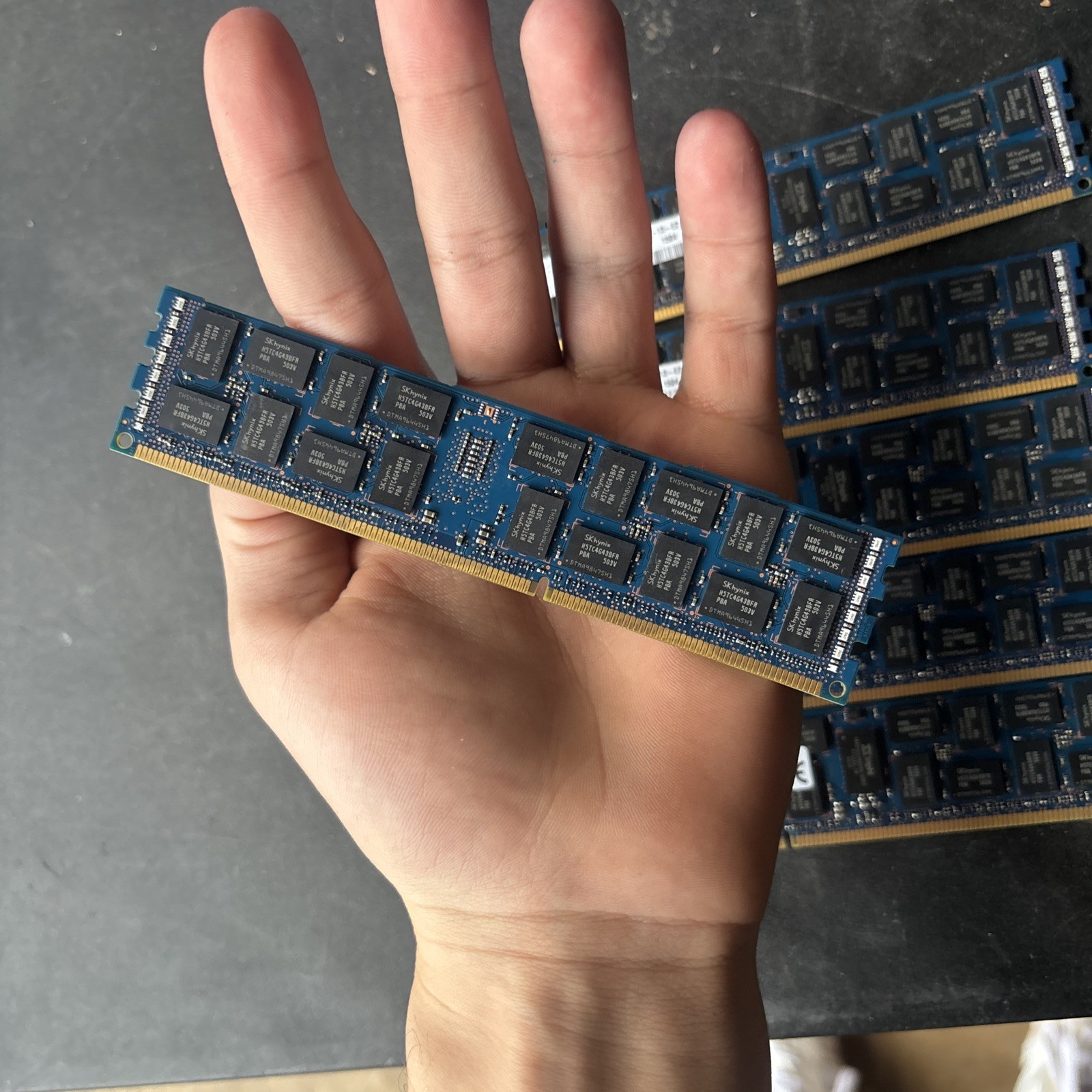 как выглядит Qty 6 Hynix 16GB 2Rx4 PC3L-12800R DDR3L-1600 Server Registered ECC Server RAM фото