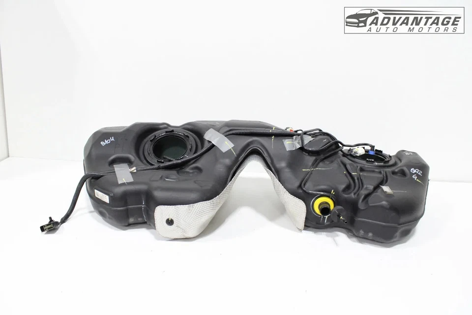 Chevrolet Camaro 2021-2024 2,0 L tracción trasera llenado de combustible depósito de tanque de gasolina 84803250 OEM Foto 3 de 4