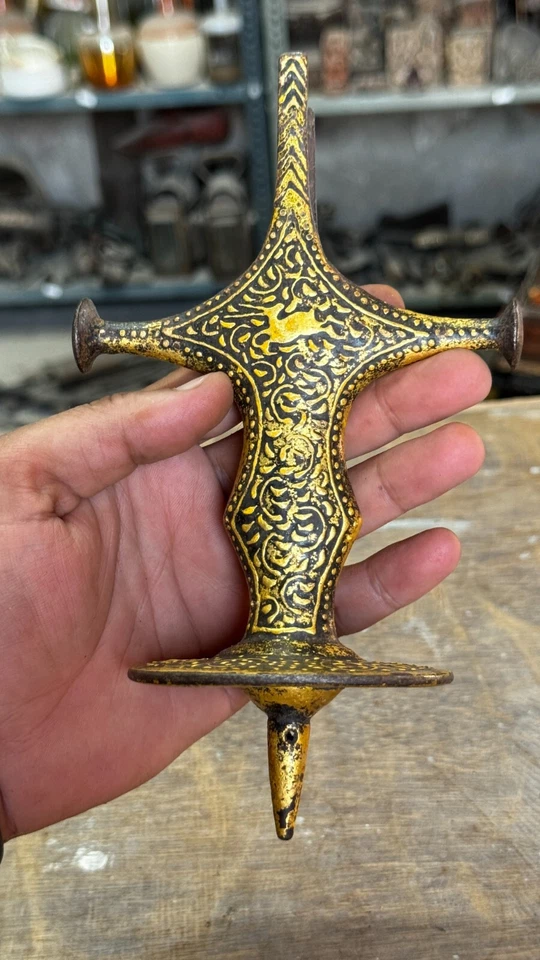 19th C Collectible Vintage Iron Handmade Painted Gold Plated Sword Hilt Handle - Image 4 of 4