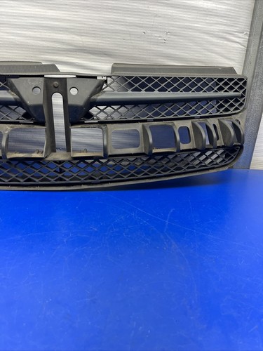 2004 - 2005 Toyota Sienna Upper Mesh Grille Insert 53111-AE010 OEM - Picture 11 of 16