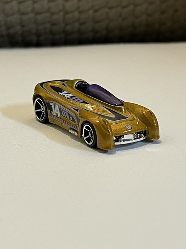 Hot Wheels Metalflake Gold Monoposto from 2009 CONNECT CARS: TRACK LEGENDS SLEEK - Picture 2 of 5