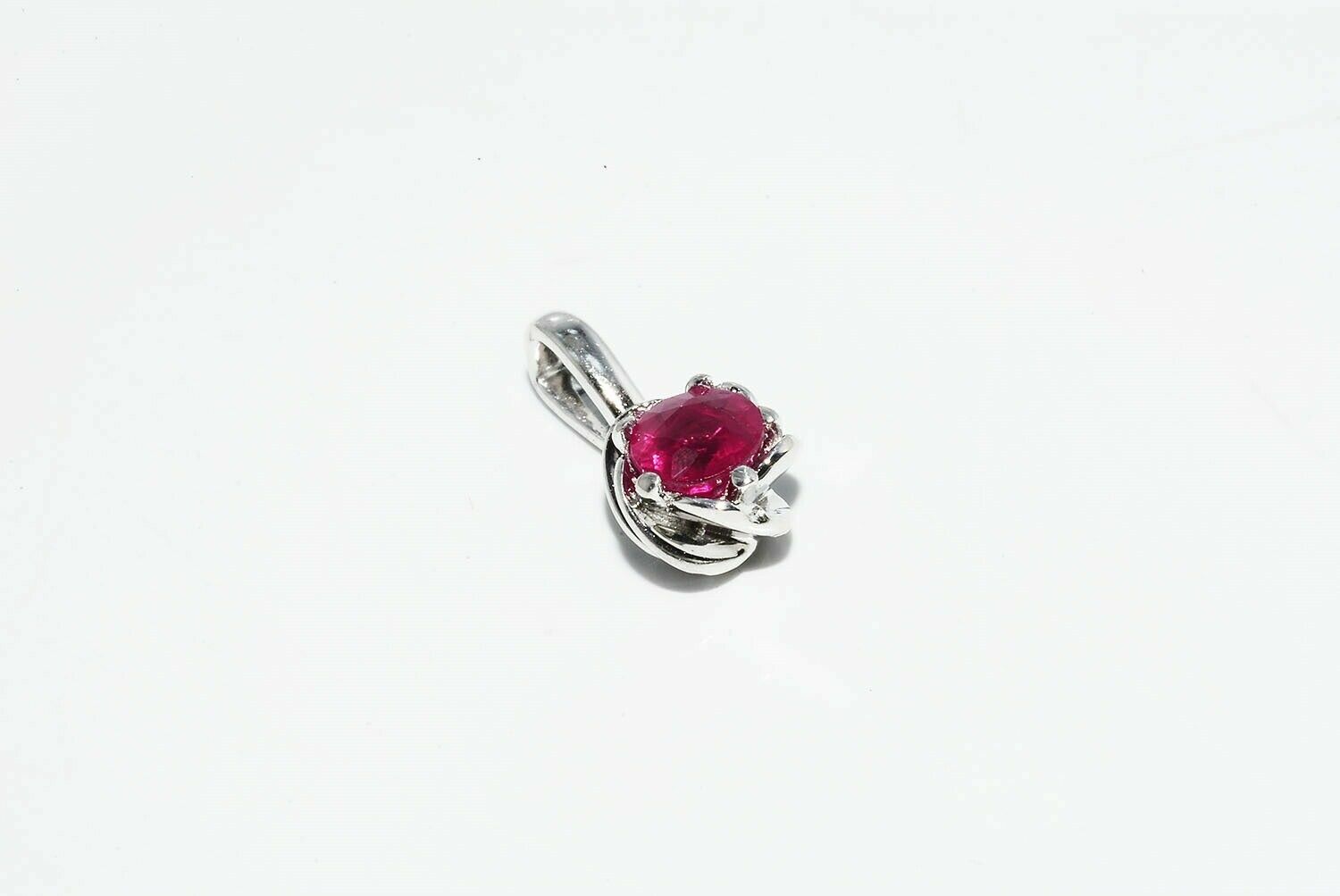Pendentif rubis rouge or blanc 10K solitaire 0.20 carat véritable
