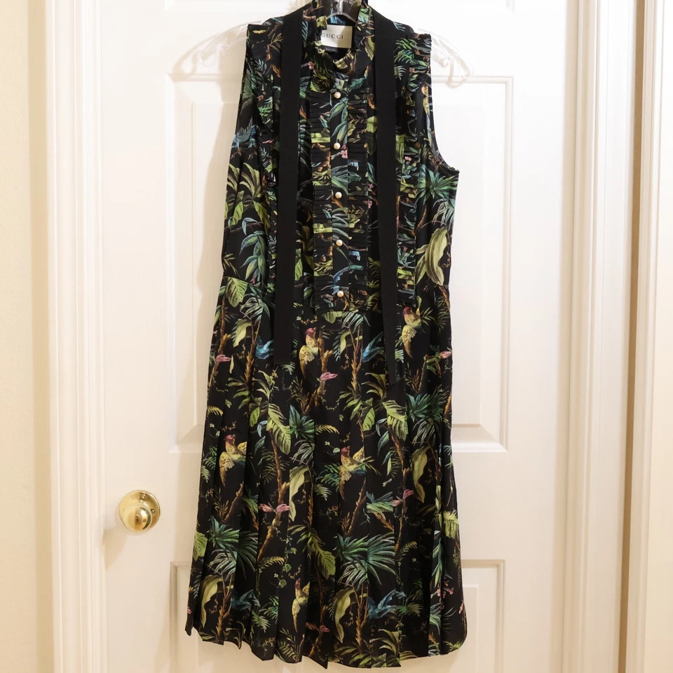 LEER Gucci Verde Tropical Estampado Plisado Seda Vestido Corbata GG Perla Botones 6/M Foto 2 de 4