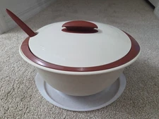 Tupperware 5-pc Medium Oval Insulated Server Casserole Soup Bowl + Lids. New