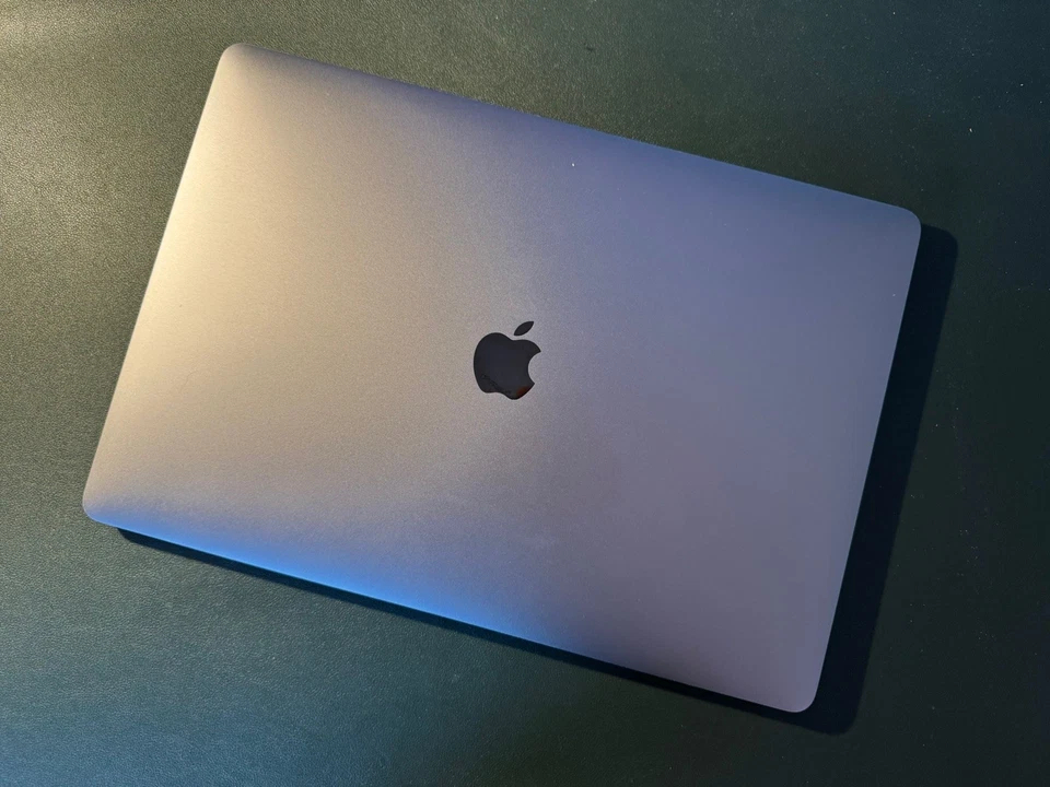 Apple MacBook Pro 15” (2017) i7 2.9 GHz – 16 GB RAM – 500 GB SSD – Touch Bar