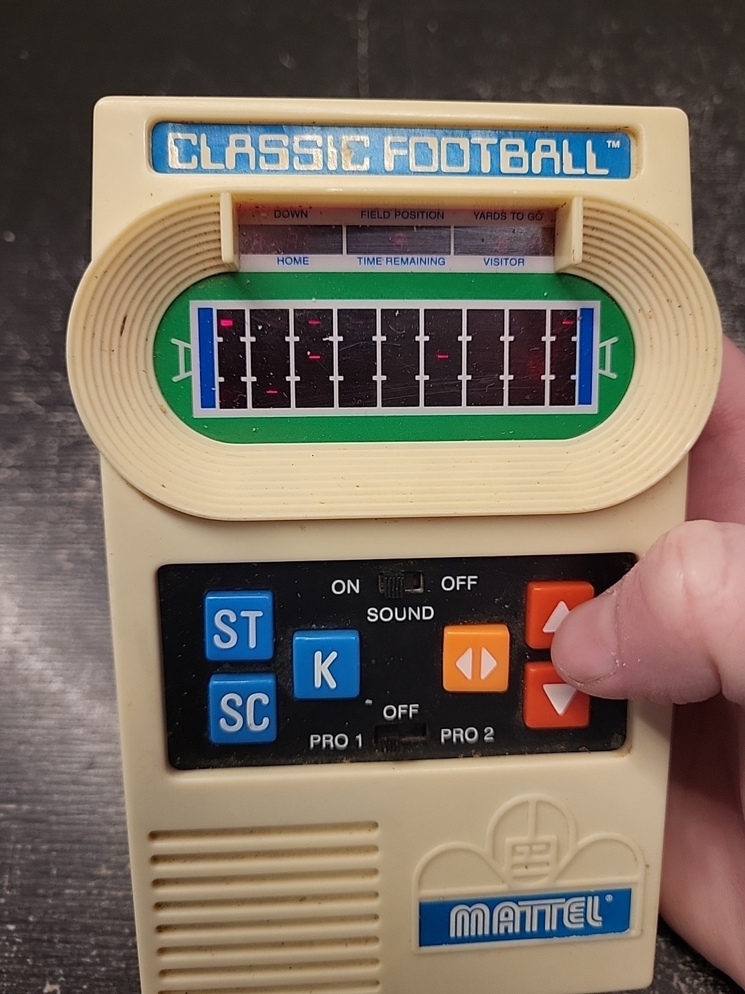 2000 Mattel Electronics Handheld Electric Classic Football Game Read Descriptio