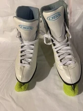 DBX Women’s White Ice Skates Size 8 Comes With Pink Transpack To Carry Them In