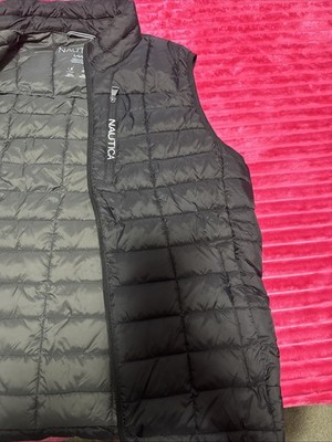 Este producto es un chaleco acolchado de la marca Nautica.