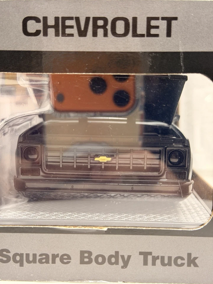 M2 Machines 1975 Chevy Silverado Squarebody Truck 1:24 Holley EFI S40 - Image 4 of 4