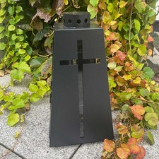 Grablaterne - elegante schwarze Grablampe aus Metall in Pyramidenform