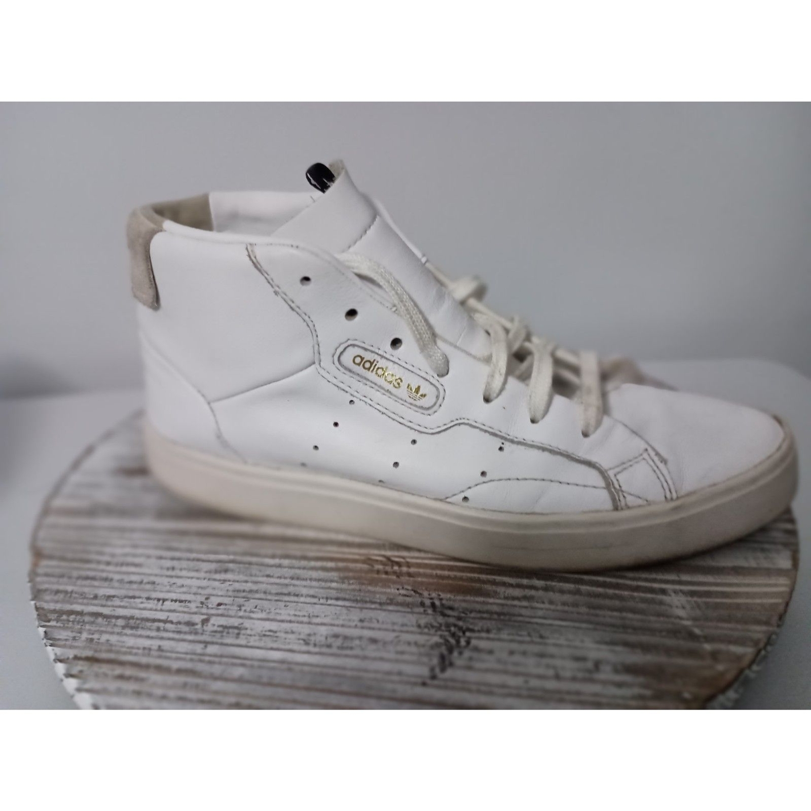 ADIDAS: White Sleek Adidas Sneakers, Women’s Size 8 ADIDAS: White Sleek Adidas Sneakers, Women’s Size 8