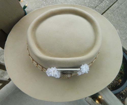 Stetson Cowboyhut mit John Lennon Pin umgeben von Blumen - Bild 2 von 9