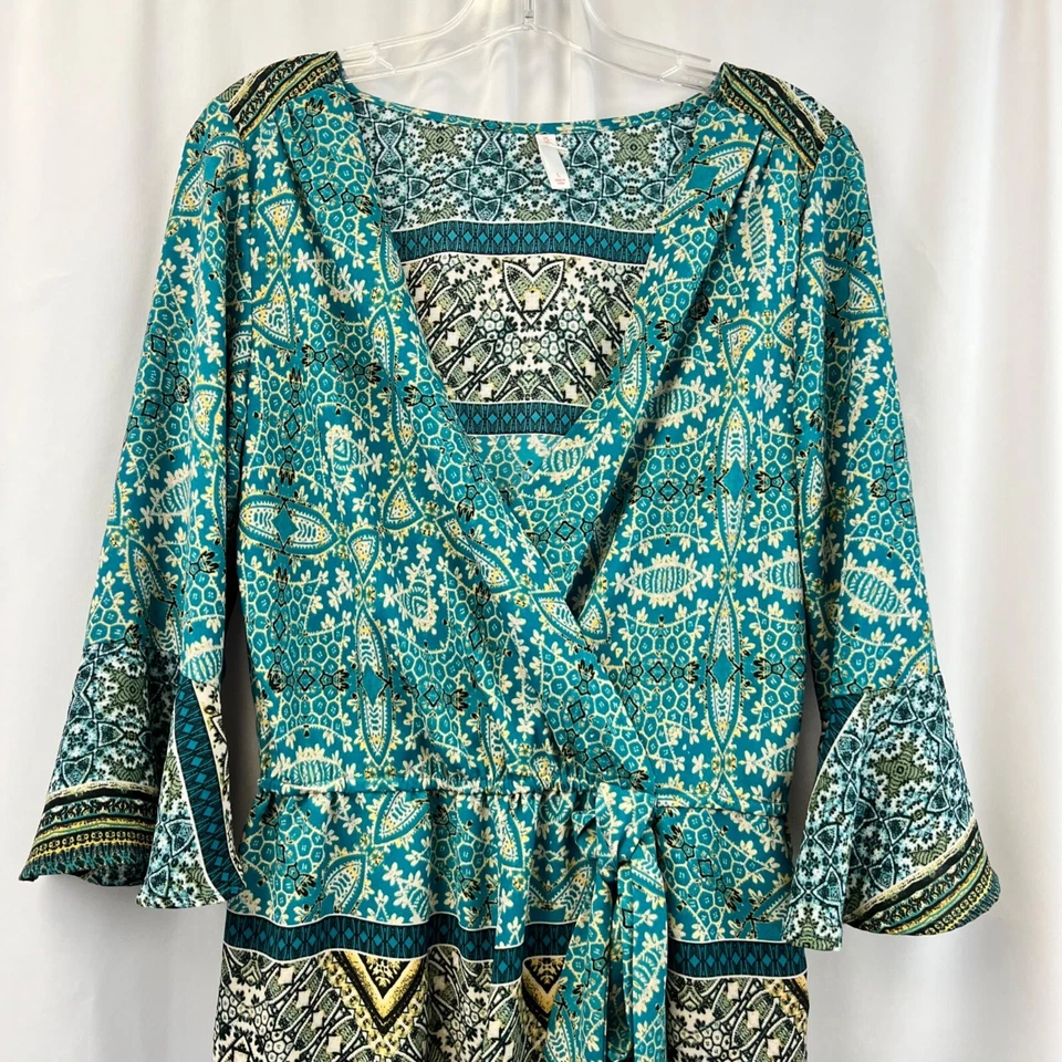 Mameluco multicolor Xhilaration para mujer cuello en V manga campana 3/4 L Foto 2 de 4