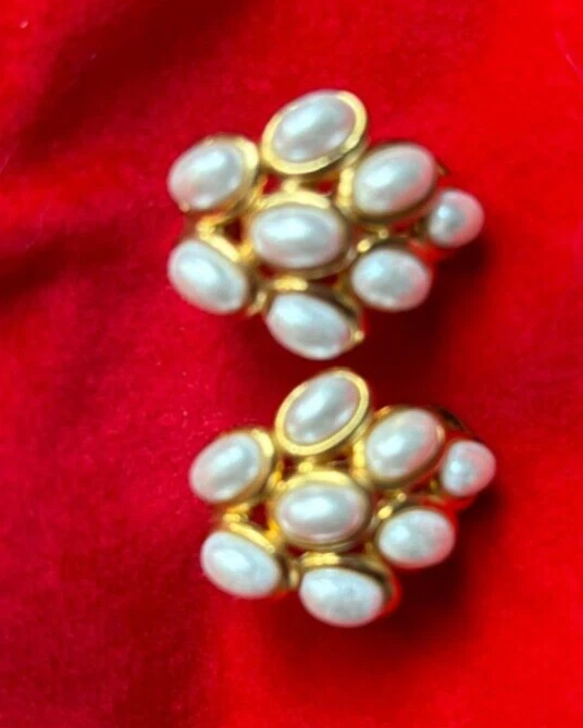 Hübsche goldfarbene Ohrringe mit Perlen in Blütenform (Modeschmuck) - Bild 3 von 4