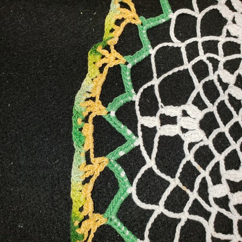 VTG Crotched Hand Made Doilie Greens Yellows White 14" diameter approx - Foto 4 di 6