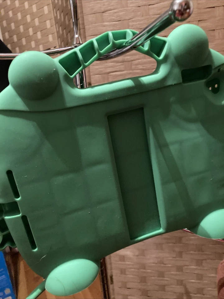 Pop Eyed Frog Sillicone Tablet Holder - Image 4 of 4