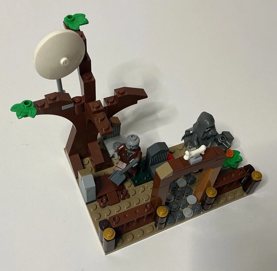 Lego Monster Fighter/Spooky MOC Display Lot ~ Cemetery, Mad Scientist, Zombie, + - Image 3 of 4