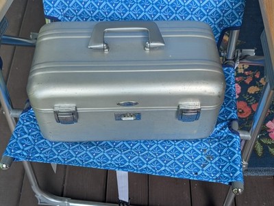 Zero Halliburton  Aluminum Makeup Train Case Combo Lock Silver Hard Shell Handle