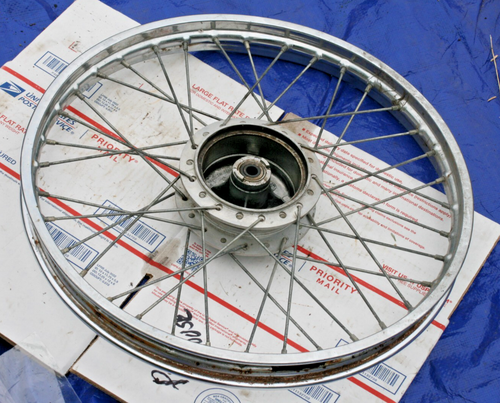 1973-75 SUZUKI TC 100 cc OEM FRONT RIM/ HUB 140X19 /VIN # TC100-15771 - Picture 3 of 4