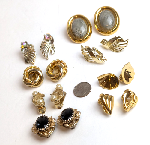 8 pairs Quality Vintage Clip On Earrings Many Signed Trifari Monet etc. - Picture 11 of 11