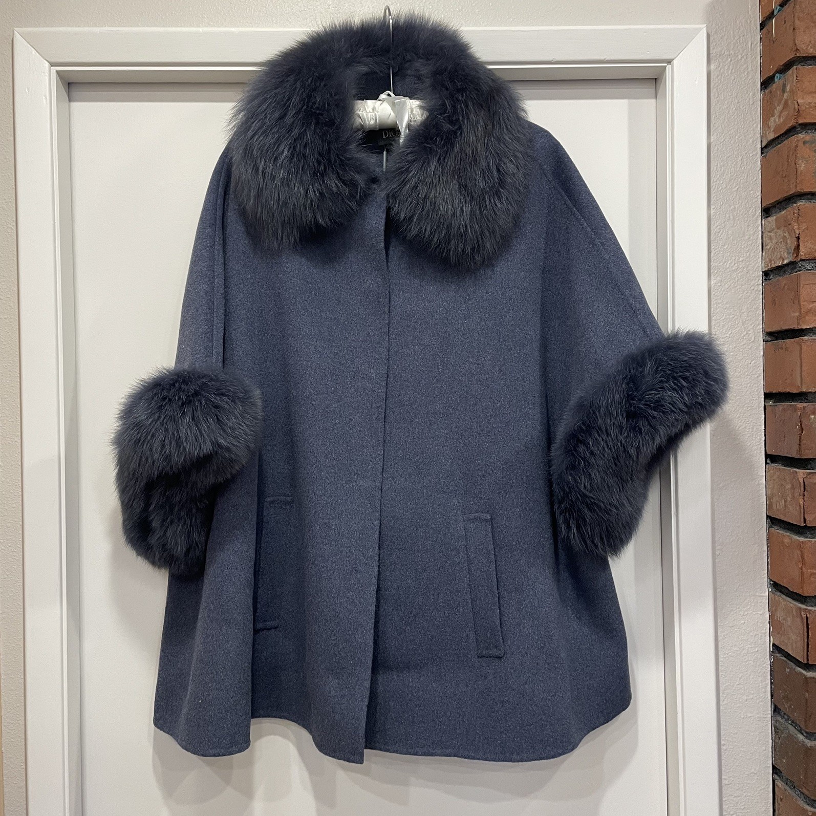 Diomi Grayish-Blue Fox Fur & Wool-Cashmere Cape Size Unknown See Measurements