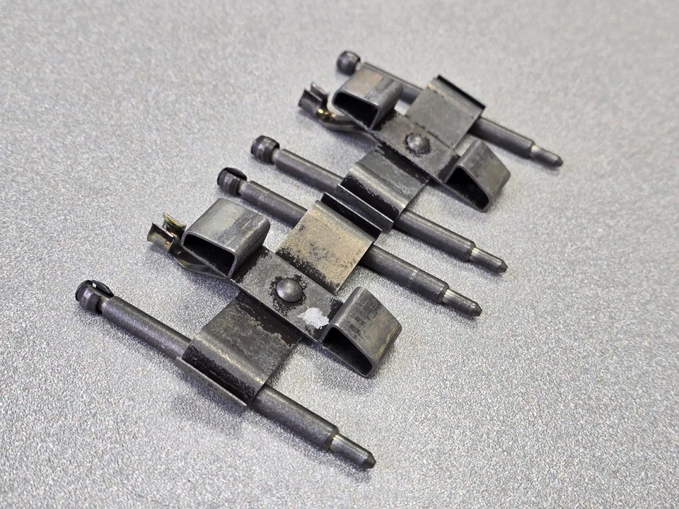 NICE USED ORIGINAL PORSCHE 911 CARRERA FRONT BRAKE CALIPER KIT W SPRINGS PINS — 第 4/4 张图片