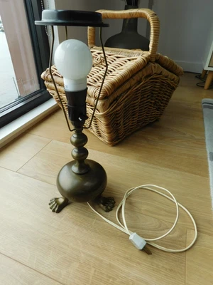Lámpara de mesa francesa vintage de bronce con 3 pies de león - Imagen 1 de 4