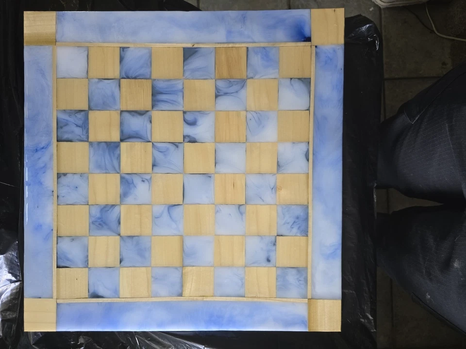 Tablero de ajedrez de resina blanca y azul con piezas de ajedrez azul, blanco vaquero e indio Foto 4 de 4