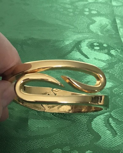 Shiny Gold Tone Spring Hinge Opening Geometric Swirl Design Cuff Bracelet - Picture 4 of 8