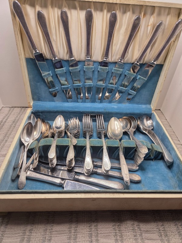 Community plate silverware vintage 74 piece set in case