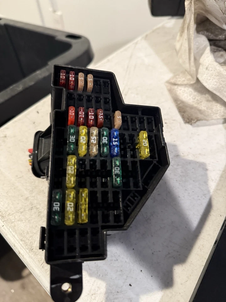 06-10 VOLKSWAGEN JETTA debajo del tablero caja de relé de conexión de fusibles OEM Foto 3 de 4