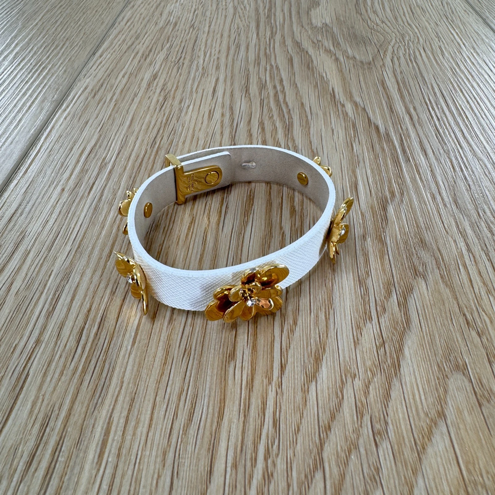 Bracciale KATE SPADE 8” Pelle Saffiano Bianco Bracciale Ottone Ferramenta Cristallo Gemma