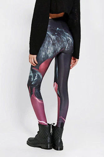 LEGGINGS FEMININAS PEGASUS PUNHO DE FERRO ESTAMPADAS PRETAS  - Imagem 2 de 2