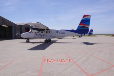 FOTO LAND'S END FLUGHAFEN DAS FLUGZEUG IM VORDERGRUND IST EIN DE HAVILLAND DHC-6-30