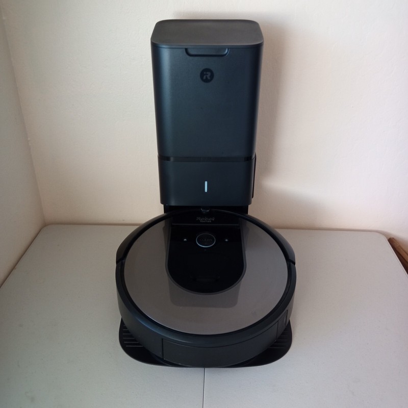 iRobot Roomba i8 Self-Emptying Robot Vacuum Dirt Disposal *Great Condition* READ