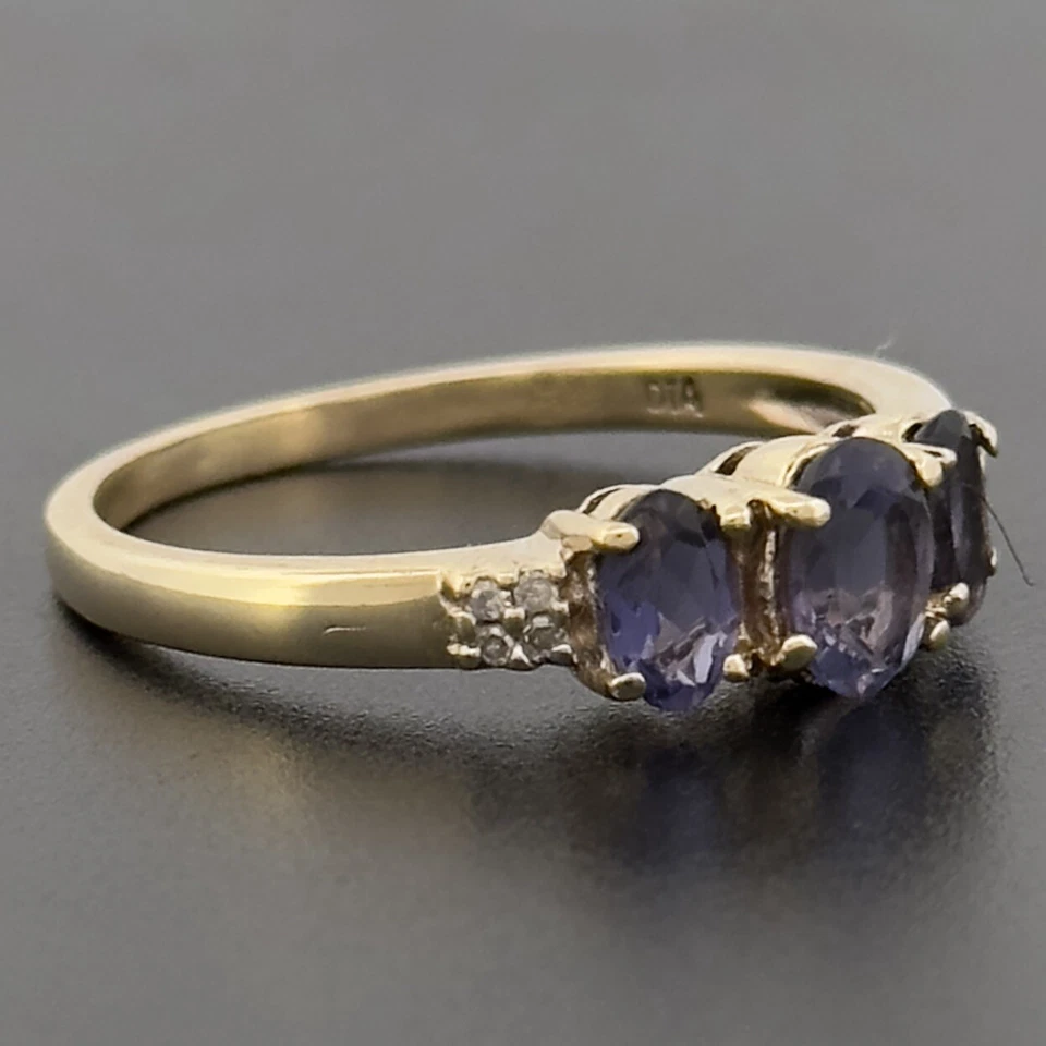 Anillo con racimo de tres piedras y diamantes de oro amarillo de 9 quilates talla P con sello Foto 2 de 4