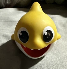 Pinkfong Baby Shark Bath Play Water Squirter