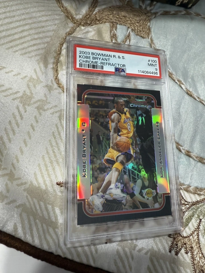 Bowman 2003 cromo Kobe Bryant Rookie & Stars refractor #100 040/300 PSA 9 Foto 2 de 4