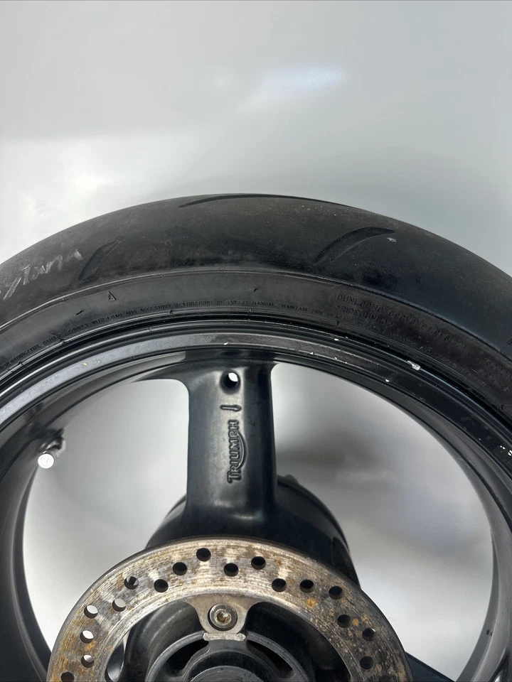 Llanta trasera Triumph Daytona 600 2004 con rotor de piñón recto negro Foto 4 de 4